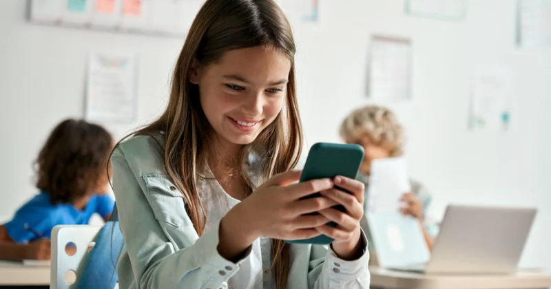 Məktəblərdə müəllimlərə də telefondan istifadə qadağan ediləcək