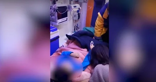 В Азербайджане бригада скорой помощи оставила тяжелобольного ребенка на обочине дороги