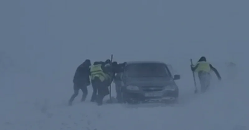 Qarlı hava şəraitində respublikanın avtomobil yollarında SON VƏZİYYƏT