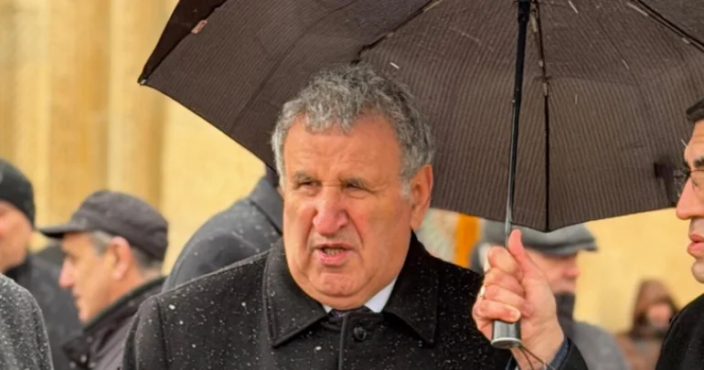 Çətir məsələsi böyüyür: “Əsas odur ki, Ramiz Mehdiyevin şəklini götüzdürüb” FOTO