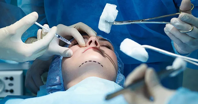 Estetik əməliyyatda dəymiş zərərin kompensasiyası kimdən tələb edilə bilər?