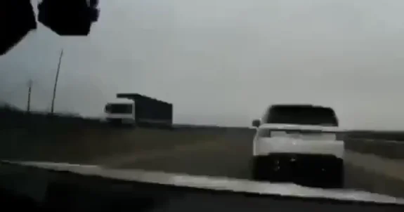 “Range Rover”lə təhlükəli manevr edən sürücü həbs olundu VİDEO