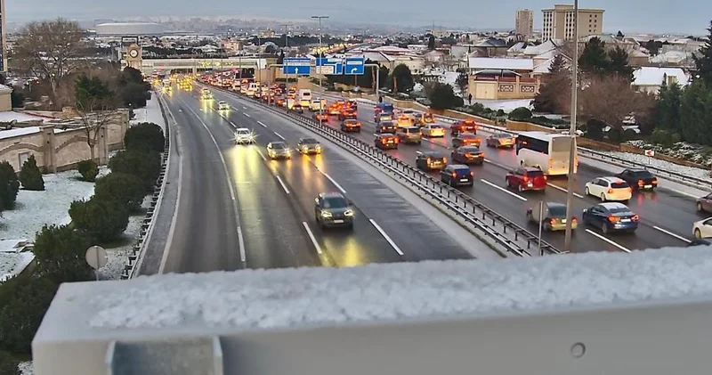 Движение по этой дороге в Баку затруднено ФОТО