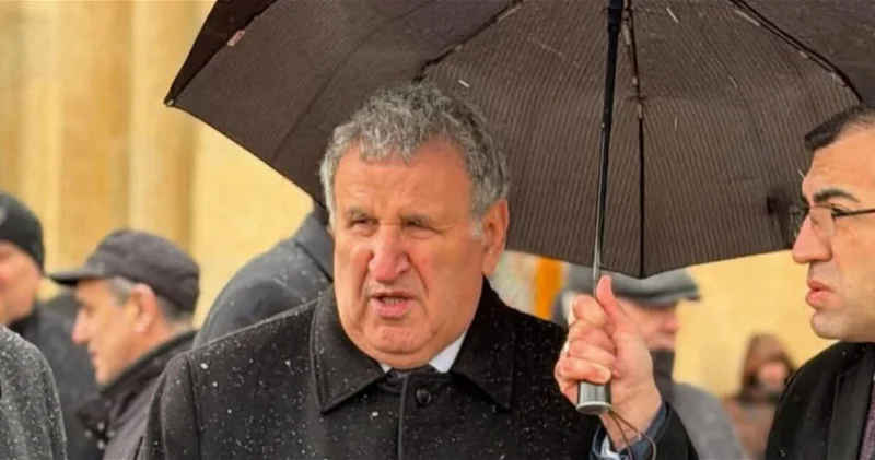 Иса Габиббейли прокомментировал распространившиеся кадры: У меня никогда не было зонта