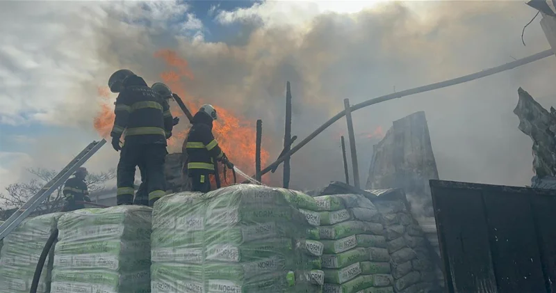 Продолжаются работы по тушению пожара на объекте по проспекту Зии Буниятова ФОТО ВИДЕО ОБНОВЛЕНО