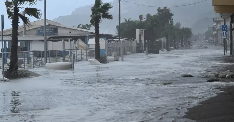 Цунами обрушился на курортный остров Италии: из за циклона эвакуированы 190 человек