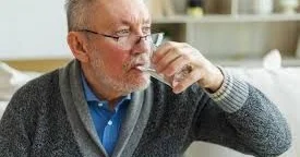 Yaşlı insanlar gündə nə qədər su içməlidir?