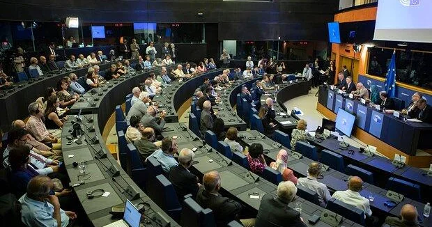 Европарламент приостановил выполнение таможенного соглашения с США