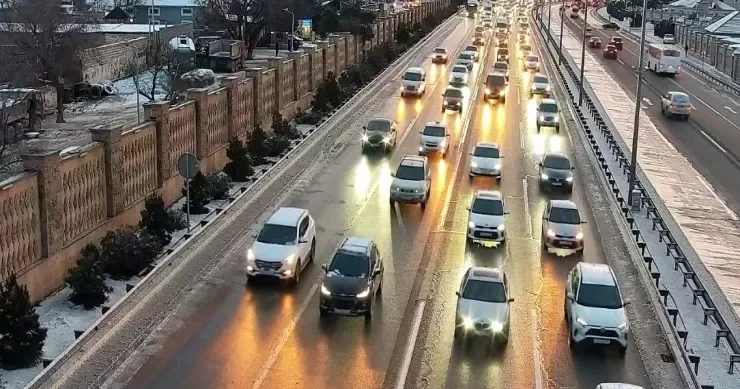 Aeroport yolu buz bağladı, nəqliyyatın hərəkəti çətinləşdi