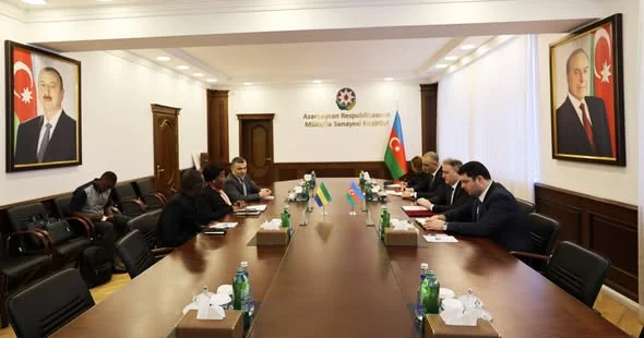 Vüqar Mustafayev Qabon Respublikasının milli müdafiə naziri ilə görüşüb