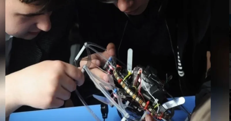 Rusiyada məktəblilər dərslər zamanı pilotsuz uçuş aparatları yığacaqlar