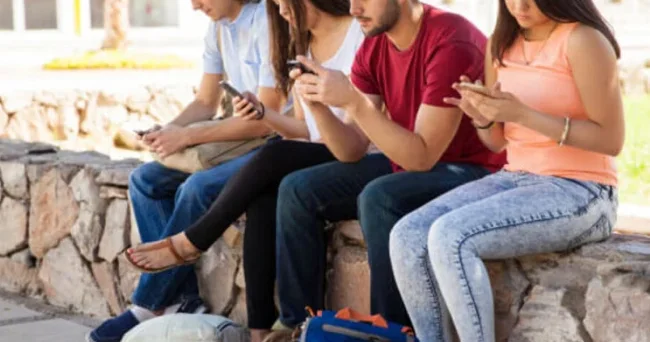 Sosial media insan psixikasını POZUR?