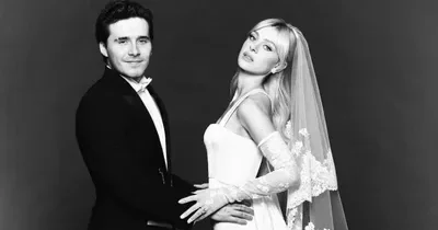 В сетях завирусился шпагат Виктории Бекхэм на фоне свадебной фотографии сына ФОТО