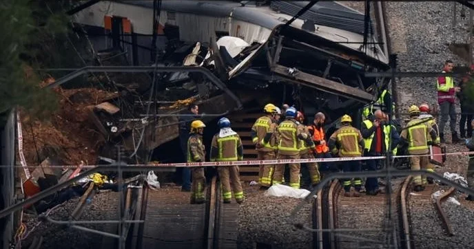 Число жертв столкновения двух поездов в Испании достигло 43 человек