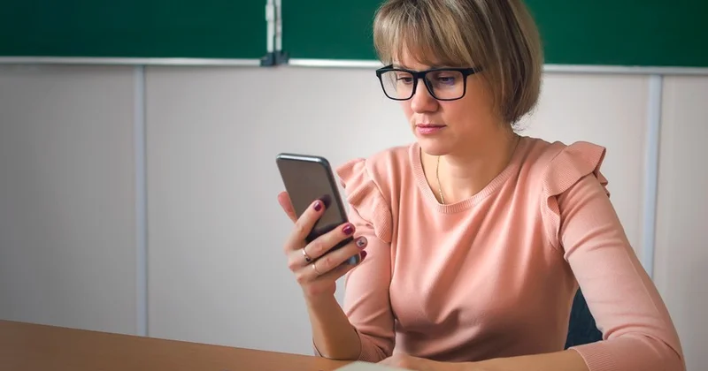 Учителям в Грузии могут запретить пользоваться телефонами в школах