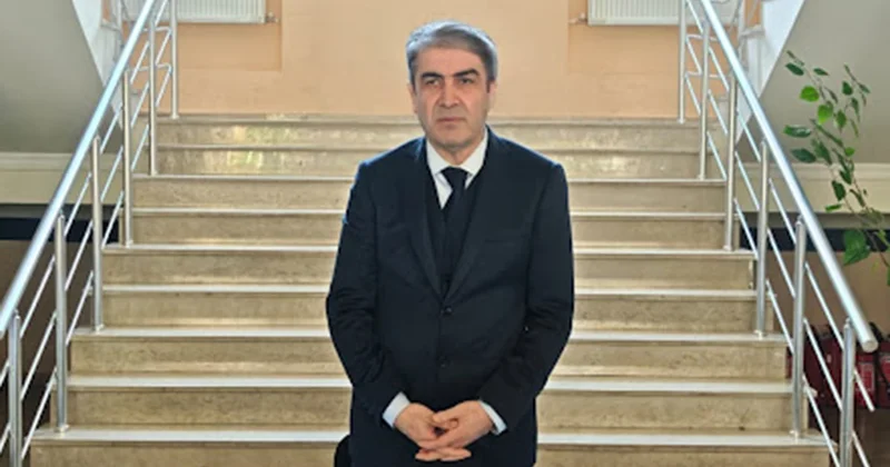 Bu dəfə 21 illik müavini ilə yanaşı Onları da işdən çıxardı