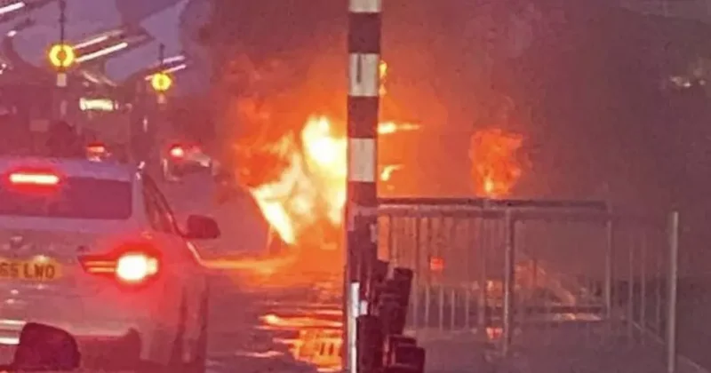 Хаос в аэропорту Великобритании: автомобиль загорелся возле Терминала 5 в Хитроу