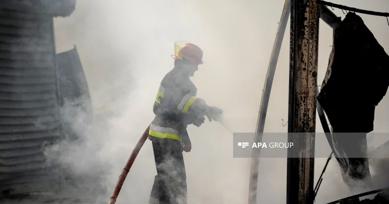 Binəqədidə ev yanıb, 3 nəfər təxliyə olunub