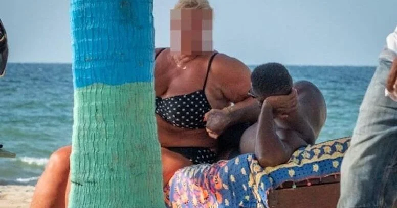 65 yaşlı qadınlar bu ölkəyə gəlib yaraşıqlı oğlanlarla pul qarşılığında SEVGİLİ OLURLAR VİDEO