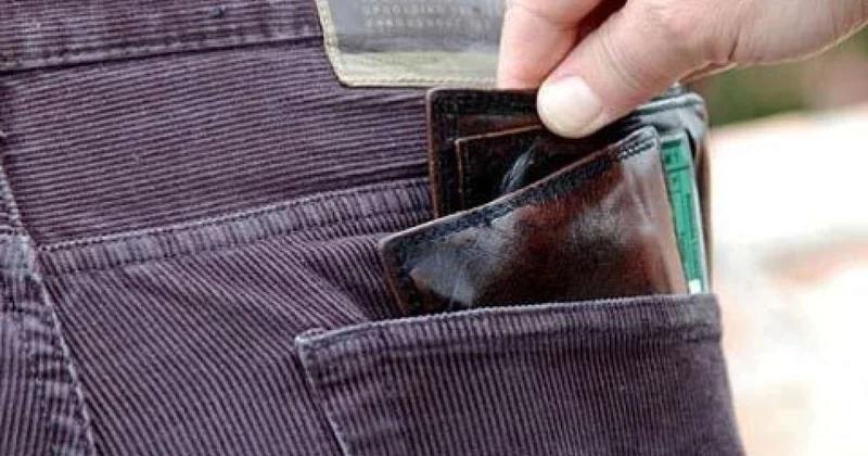 Sərnişinin pulunu oğurladı, kartı ilə alışveriş etdi