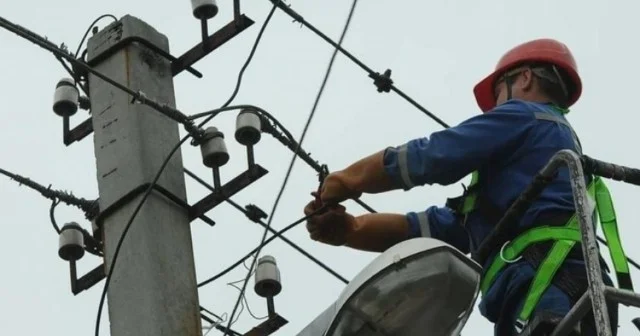 “Azərişıq” elektrik enerjisinin verilişinin bərpası üçün fasiləsiz işləyir VİDEO