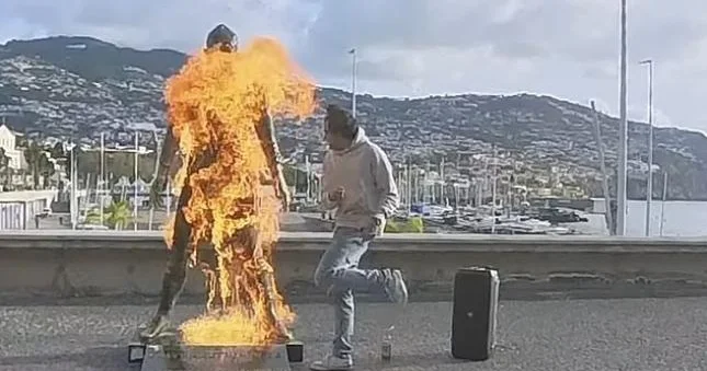 Ronaldonun bürünc heykəlini yandırdılar...