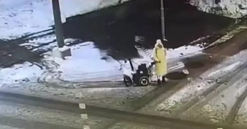 В Москве женщина угнала снегоуборочную машину: ВИДЕО