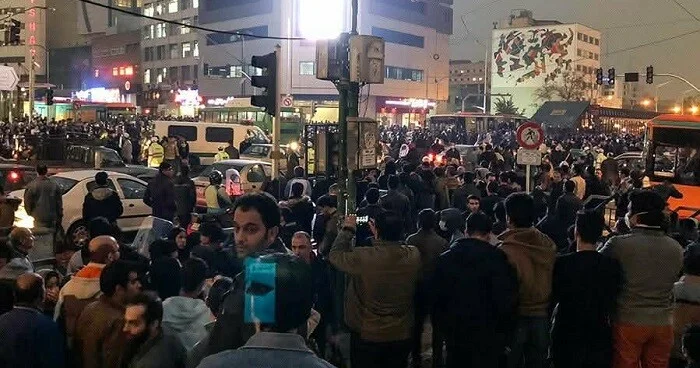 İranda etirazlar dayandı, kütləvi həbslər başladı