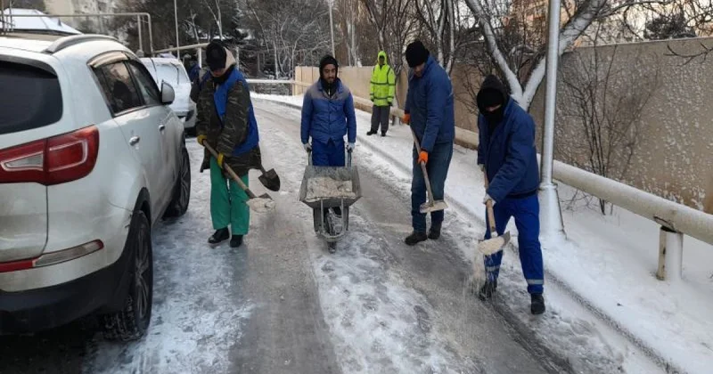 Bakıda dünəndən yağan qarın təmizlənməsi həyata keçirilir