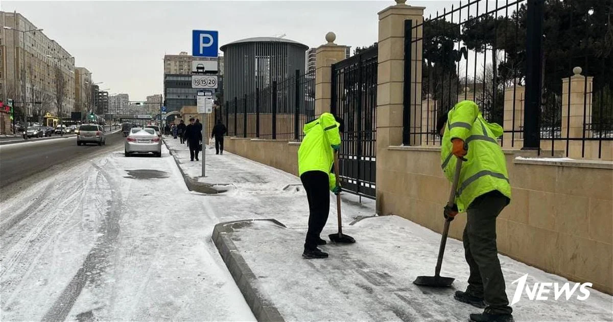 К уборке снега и льда на улицах Баку привлечено более 2000 рабочих ФОТО