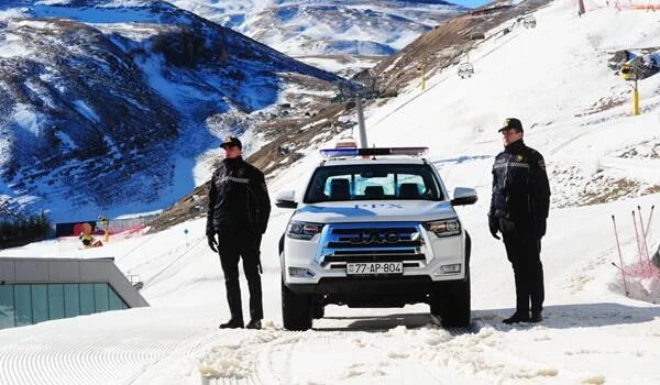 Qarlı hava: Polis vətəndaşlara belə kömək edir Video