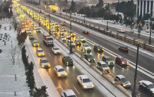 Qarlı havada paytaxt yollarındakı vəziyyət Foto