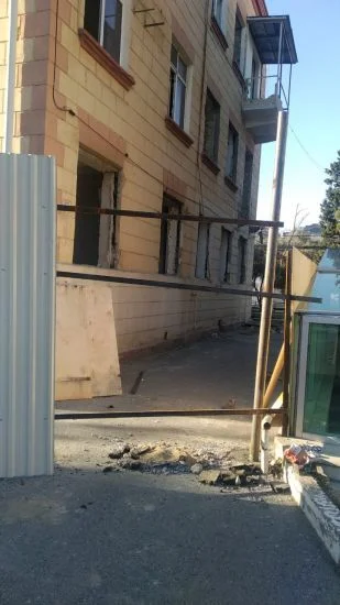 Vəkil: “Qarayev Residence” binalardan sakinləri zorla çıxarır, qapı pəncərələri sındırır, qanunsuz söküntü işləri aparır