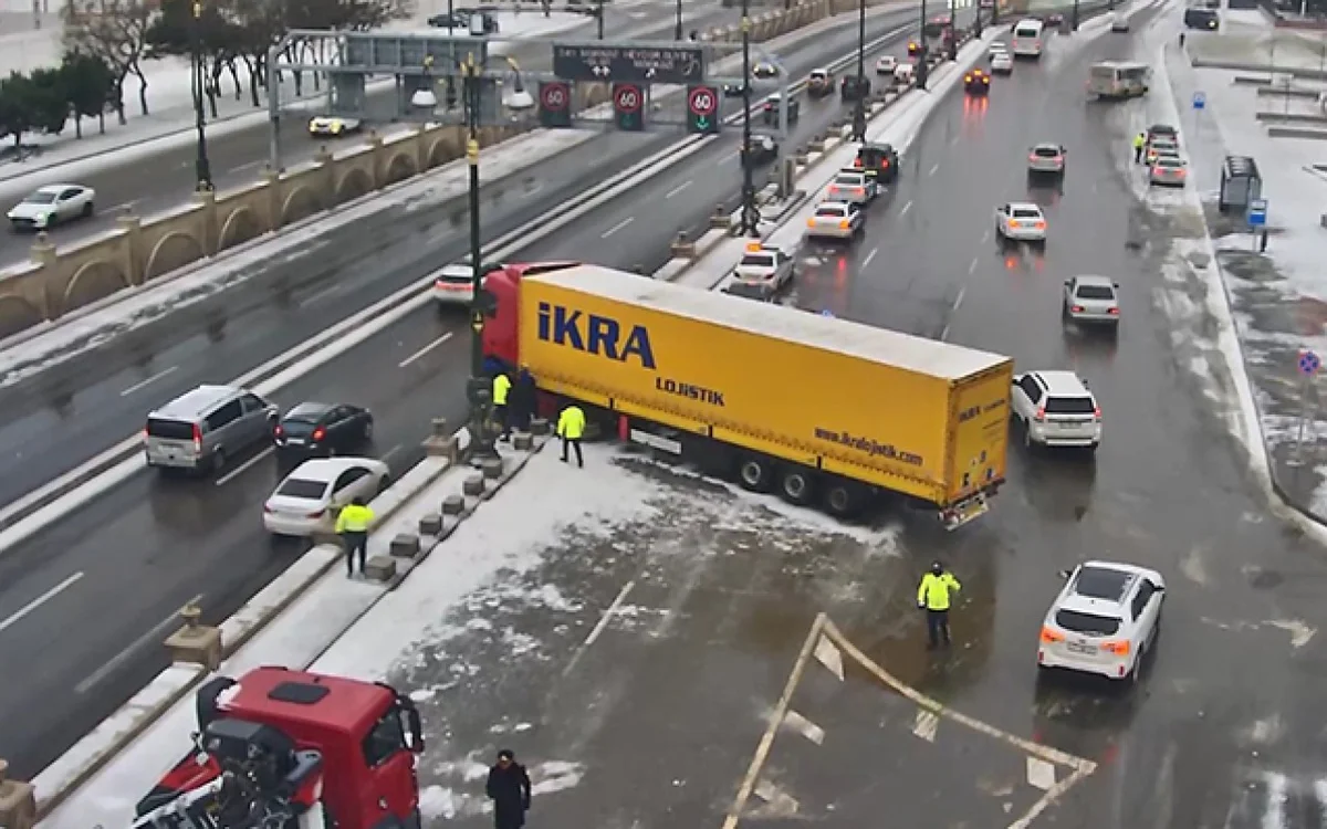 Bakıda yoldan çıxan yük maşını qəza törətdi VİDEO