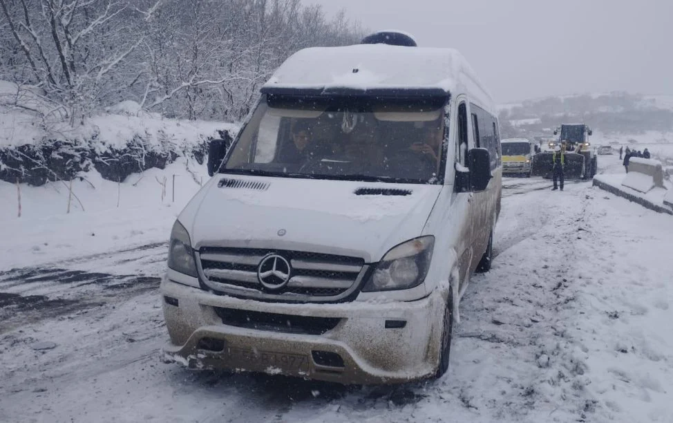 Qar yolu bağladı, avtomobillər yolda qaldı FOTO