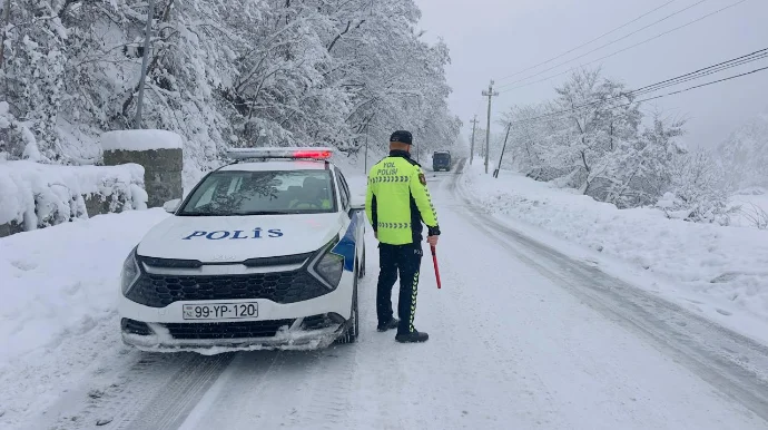 Qaxda yol polisi sürücülərə və piyadalara belə kömək edir FOTO