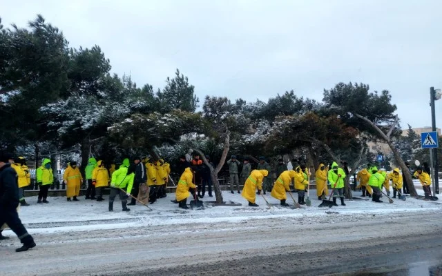 Qarlı hava şəraitində Suraxanıda lazımi təxirəsalınmaz tədbirlər görülür FOTOLAR