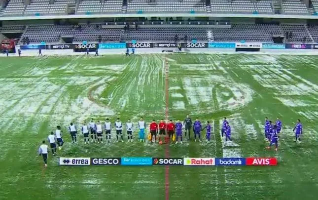 Meydan ağ yaşıl , top və xətt qırmızı “Neftçi Arena”dan şəkillər