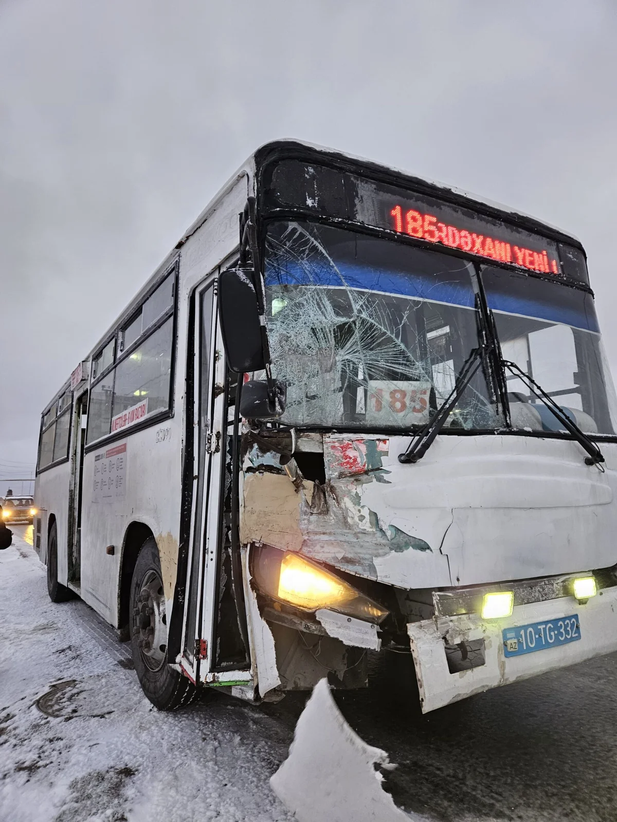 Avtobus sürüşərək hasara çırpıldı