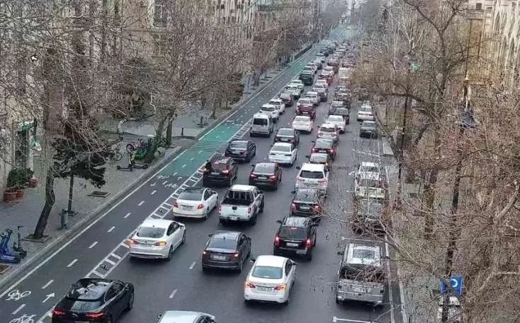 Bakının tıxacsız yolu universitetlərdən keçir?