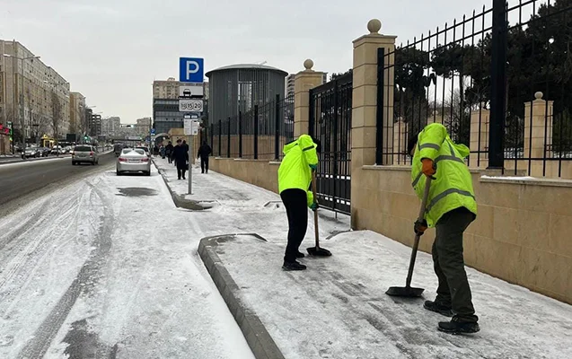 Paytaxtda qardan təmizlik işləri davam edir Fotolar