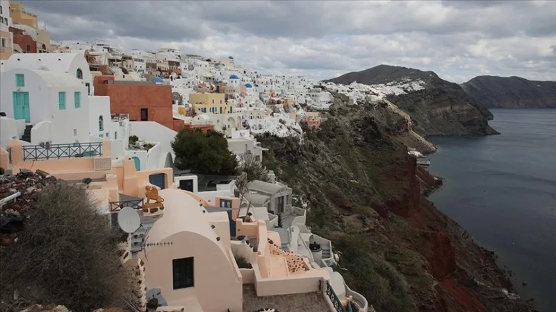 Santorini adasında sürüşmə təhlükəsi var