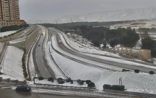 Buza görə bağlanan yol açıldı Foto