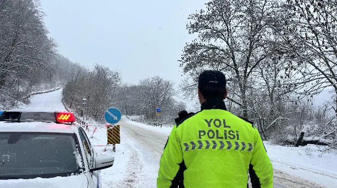 Quba Polisi buzlu yollarda sürücüləri təlimatlandırır FOTO VİDEO