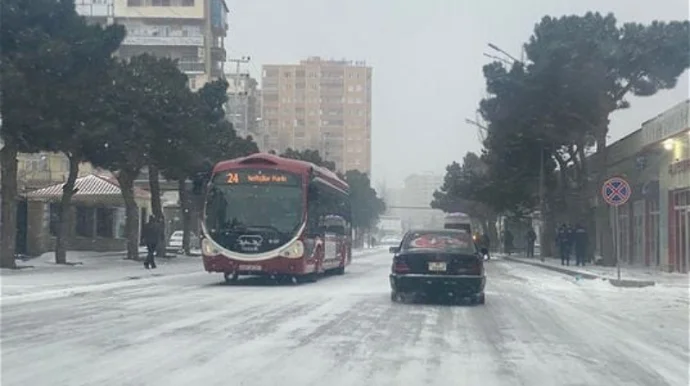 Sərnişinlərin DİQQƏTİNƏ: Bu gün avtobuslar saat 21:30 dək işləyəcək