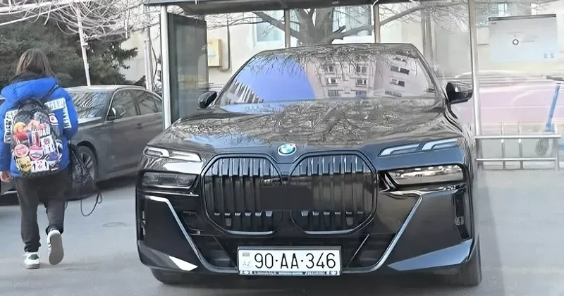 Оштрафован бакинский водитель, припарковавшийся на автобусной остановке ФОТО