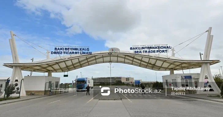 Очереди в Бакинском порту: водители говорят о задержках