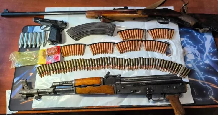 Polis xeyli silah sursat yığdı