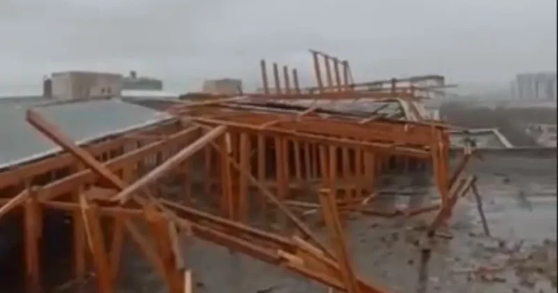В Кыргызстане ветер срывает крыши: ВИДЕО