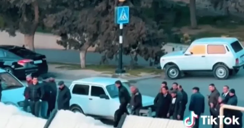Жители Баку сломали забор в знак протеста против стройфирмы И требуют восстановить государственную лестницу / ВИДЕО